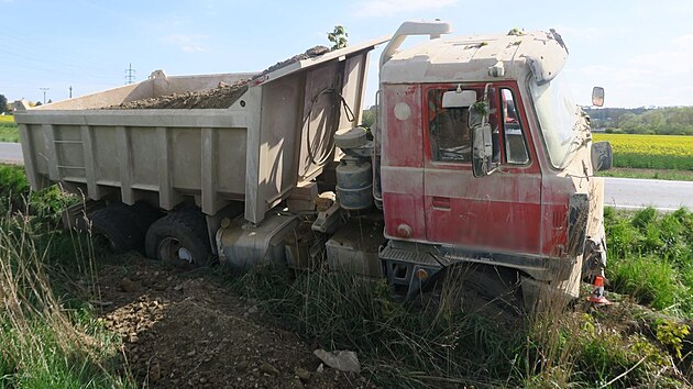 Pod naloženou tatrou se na okraji Z&aacute;břehu utrhla krajnice, vůz pot&eacute; vyjel ze silnice a narazil do stromu.