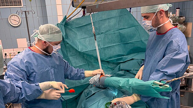 L&eacute;kaři olomouck&eacute; fakultn&iacute; nemocnice jako prvn&iacute; v r&aacute;mci Česka a Slovenska zrekonstruovali po&scaron;kozenou chrupavku v ramenn&iacute;m kloubu pomoc&iacute; metody, při n&iacute;ž použili vlastn&iacute; chrupavčitou tk&aacute;ň operovan&eacute;ho pacienta.