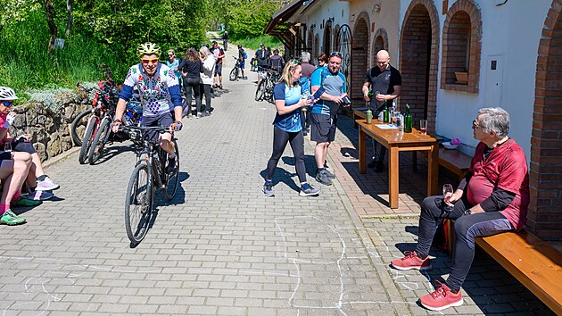 Cyklostezka vedouc&iacute; vinařskou uličkou v Kudlovic&iacute;ch na Uherskohradi&scaron;ťsku. (duben 2026)