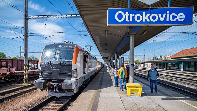 Dopravce Leo Express začne od 30. dubna 2026 opět vypravovat vlaky mezi Zl&iacute;nsk&yacute;m krajem a Prahou. Půjde o zmodernizovan&eacute; n&iacute;zkopodlažn&iacute; soupravy &scaron;panělsk&eacute; v&yacute;roby Talgo S6, kter&eacute; se na česk&eacute; železnici objev&iacute; poprv&eacute;.
