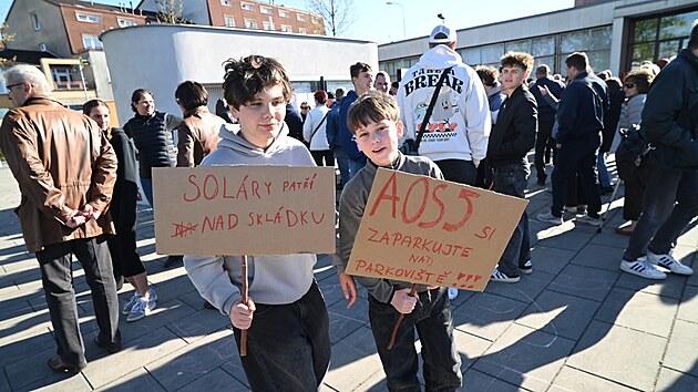 V č&aacute;sti Zl&iacute;na Malenovice by mohla vyrůst fotovoltaick&aacute; elektr&aacute;rna. M&iacute;stn&iacute; lid&eacute; se boj&iacute;, že naru&scaron;&iacute; r&aacute;z krajiny. Proto uspoř&aacute;dali protest a sepisuj&iacute; petici. (29. duben 2026)