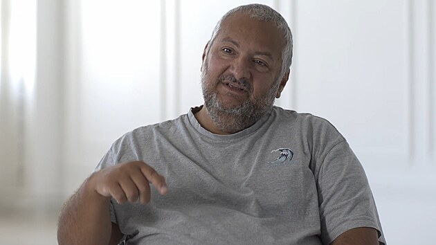 V dokumentu Leo&scaron; zavzpom&iacute;nal na Leo&scaron;e i jeho parť&aacute;k z Rann&iacute; show, moder&aacute;tor Patrik Hezuck&yacute;, kter&yacute; už nen&iacute; mezi n&aacute;mi.