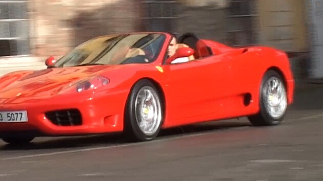V sedmadvaceti letech si Leo&scaron; poř&iacute;dil červen&eacute; Ferrari. &bdquo;Spl&aacute;tka byla 111 369 korun měs&iacute;čně. Na tři roky.&ldquo;
