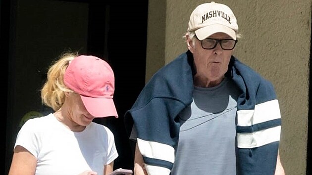 Z kliniky v losangelesk&eacute; čtvrti West Hills odch&aacute;zel David Hasselhoff pomalu, opatrně a s chod&iacute;tkem. Společnost mu dělala jeho manželka Hayley Robertsov&aacute;. (22. dubna 2026)