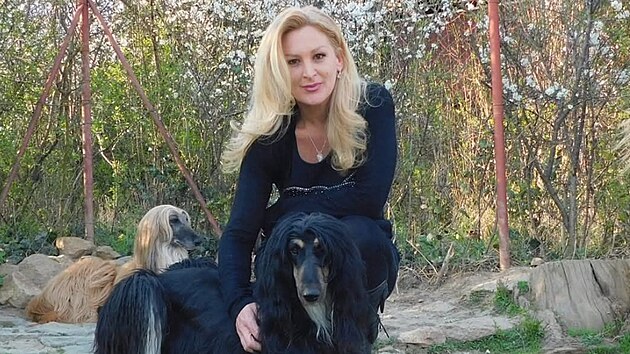 Regina vypad&aacute; i ve sv&yacute;ch 48 letech skvěle a udržuje si &scaron;t&iacute;hlou postavu. (2026)