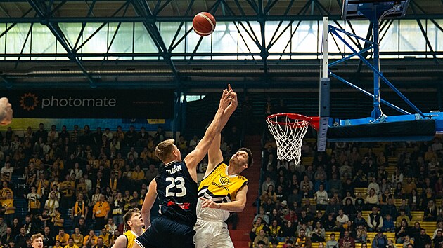Jakub Soldán (v černém) z USK Praha Dalibor Fait z Písku ve vzdušném souboji
