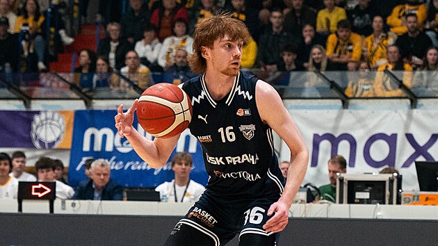 Ondřej Švec z USK Praha v zápase s Pískem