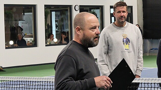 &Scaron;&eacute;ftren&eacute;r a sportovn&iacute; ředitel Teniscentra DTJ Hradec Kr&aacute;lov&eacute; Petr &Scaron;anovec (vlevo) se společně s Pavlem Hepem zasadili o rekonstrukci are&aacute;lu v Mal&scaron;ovic&iacute;ch, ve kter&eacute;m už proběhly prvn&iacute; velk&eacute; turnaje. (31. března 2026)