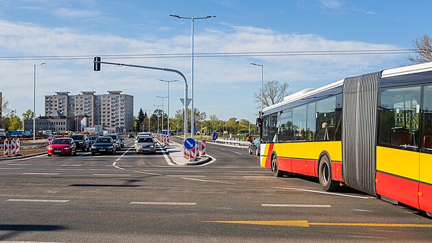 Stavbaři je&scaron;tě na hradeck&eacute; křižovatce Mileta pracuj&iacute;, auta i MHD se tam už vr&aacute;tila. (27. dubna 2026)