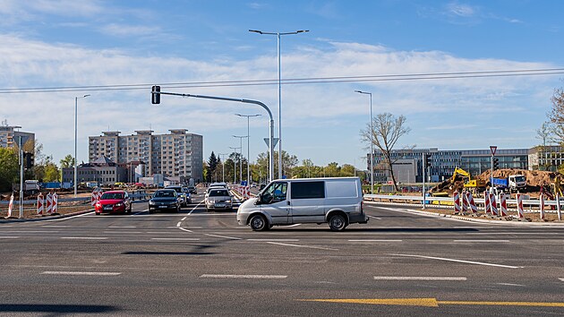Stavbaři je&scaron;tě na hradeck&eacute; křižovatce Mileta pracuj&iacute;, auta i MHD se tam už vr&aacute;tila. (27. dubna 2026)