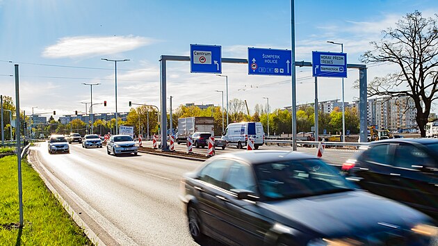 Stavbaři je&scaron;tě na hradeck&eacute; křižovatce Mileta pracuj&iacute;, auta i MHD se tam už vr&aacute;tila. (27. dubna 2026)