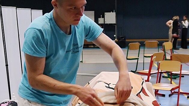 Studenti mas&eacute;rsk&yacute;ch oborů se v dvorsk&eacute; hale utkali ve sportovn&iacute; a havajsk&eacute; mas&aacute;ži. (28. dubna 2026)