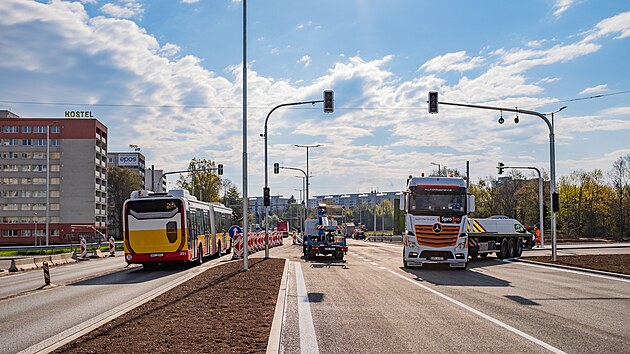 Děln&iacute;ci dokončuj&iacute; stavbu, nejru&scaron;něj&scaron;&iacute; hradeck&aacute; křižovatka Mileta se řidičům otevře do t&yacute;dne. (21. dubna 2026)