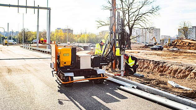 Děln&iacute;ci dokončuj&iacute; stavbu, nejru&scaron;něj&scaron;&iacute; hradeck&aacute; křižovatka Mileta se řidičům otevře do t&yacute;dne. (21. dubna 2026)