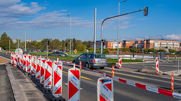 Děln&iacute;ci dokončuj&iacute; stavbu, nejru&scaron;něj&scaron;&iacute; hradeck&aacute; křižovatka Mileta se řidičům otevře do t&yacute;dne. (21. dubna 2026)