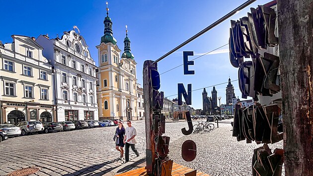 Interaktivn&iacute; socha Du&scaron;ana Zahoransk&eacute;ho před Galeri&iacute; modern&iacute;ho uměn&iacute; v Hradci Kr&aacute;lov&eacute; vyb&iacute;z&iacute;, aby n&aacute;v&scaron;těvn&iacute;ci skl&aacute;dali sv&aacute; př&aacute;n&iacute; z pěti p&iacute;smen. (23. dubna 2026)