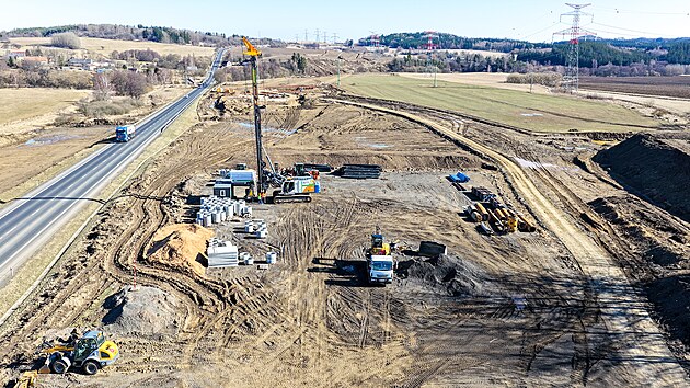 V&yacute;stavba č&aacute;sti d&aacute;lnice D6 v &uacute;seku mezi Kn&iacute;nicemi a Žalmanovem