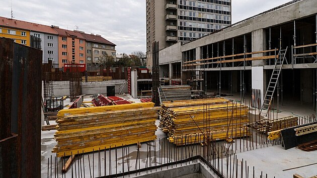 Obě věže projektu Sisters v těchto dnech vystoupily nad zem a stavba je tak poprv&eacute; viditeln&aacute; i nad &uacute;rovn&iacute; okoln&iacute;ho ter&eacute;nu. (24. dubna 2026)