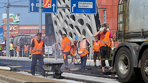 Firmy dokončuj&iacute; rekonstrukci tramvajov&yacute;ch kolej&iacute; v Přemyslově ulici a na Palack&eacute;ho n&aacute;měst&iacute; před spu&scaron;těn&iacute;m 1. května. V &uacute;seku od křižovatky u Hlavn&iacute; po&scaron;ty po OC Plaza jsou nově koleje vyplněny betonem a asfaltem, aby mohli proj&iacute;ždět i vozy IZS. (28. dubna 2026)
