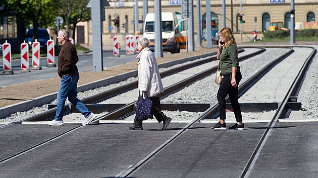 Firmy dokončuj&iacute; rekonstrukci tramvajov&yacute;ch kolej&iacute; v Přemyslově ulici a na Palack&eacute;ho n&aacute;měst&iacute; před spu&scaron;těn&iacute;m 1. května. V &uacute;seku od křižovatky u Hlavn&iacute; po&scaron;ty po OC Plaza jsou nově koleje vyplněny betonem a asfaltem, aby mohli proj&iacute;ždět i vozy IZS. (28. dubna 2026)