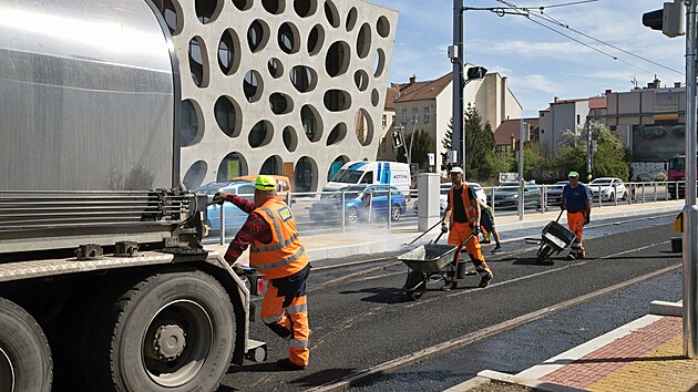 Firmy dokončuj&iacute; rekonstrukci tramvajov&yacute;ch kolej&iacute; v Přemyslově ulici a na Palack&eacute;ho n&aacute;měst&iacute; před spu&scaron;těn&iacute;m 1. května. V &uacute;seku od křižovatky u Hlavn&iacute; po&scaron;ty po OC Plaza jsou nově koleje vyplněny betonem a asfaltem, aby mohli proj&iacute;ždět i vozy IZS. (28. dubna 2026)