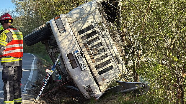 N&aacute;kladn&iacute; vůz se převr&aacute;til v pražsk&yacute;ch Cholupic&iacute;ch. (22. dubna 2026)