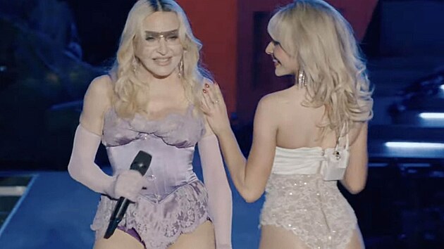 Madonna a Sabrina Carpenterová během vystoupení na festivalu Coachella. (20. dubna 2026)