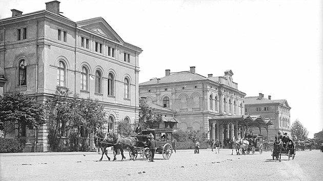 Nádraží Buštěhradská dráhy v Karlových Varech na pohlednici společnosti Brück und Sohn z roku 1902