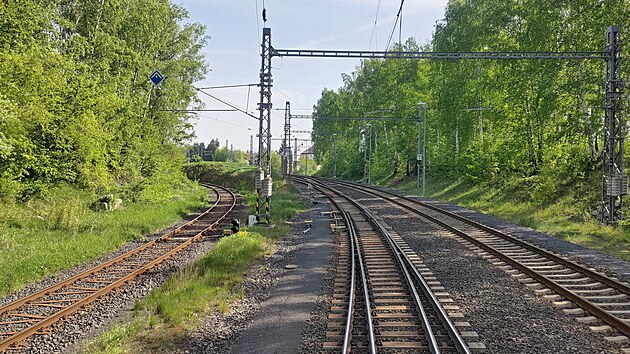 Vpravo koleje někdejší Buštěhradské dráhy směr Chomutov, vlevo spojka do stanice Karlovy Vary dolní nádraží