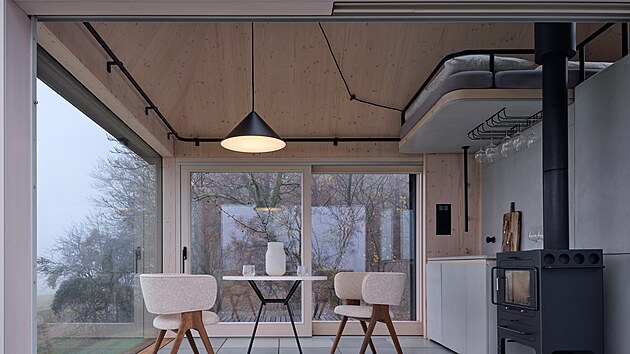 Na konci vinic vinařství Zlatý Roh vyrostl unikátní off-grid objekt, který na minimální ploše nabízí luxusní komfort v každém ročním období.