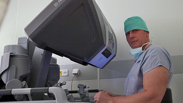 &bdquo;V&yacute;hodou jsou n&iacute;zk&eacute; krevn&iacute; ztr&aacute;ty, n&iacute;zk&eacute; riziko komplikac&iacute; a rychl&aacute; rekonvalescence,&ldquo; ř&iacute;k&aacute; prim&aacute;ř urologie Rostislav Kuldan, kter&yacute; jako prvn&iacute; robotick&yacute; syst&eacute;m Da Vinci v ostravsk&eacute; Městsk&eacute; nemocnici vyzkou&scaron;el. (duben 2026)