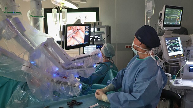 D&iacute;ky vysok&eacute; přesnosti n&aacute;strojů mohou ostrav&scaron;t&iacute; chirurgov&eacute;, urologov&eacute;, gynekologov&eacute; i l&eacute;kaři ORL operovat i v&nbsp;anatomicky složit&yacute;ch oblastech. (duben 2026)