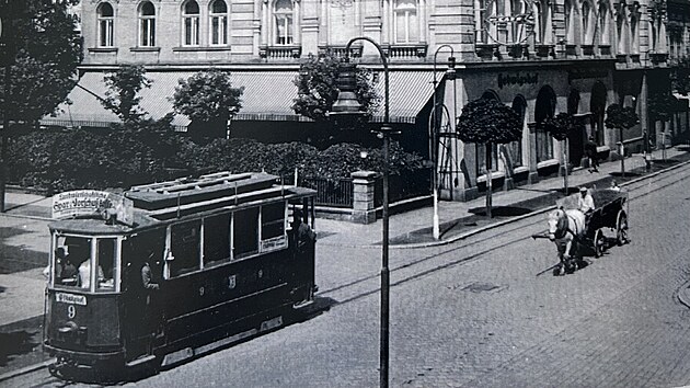 Tramvaj jedouc&iacute; Olomouckou ulic&iacute; v Opavě.