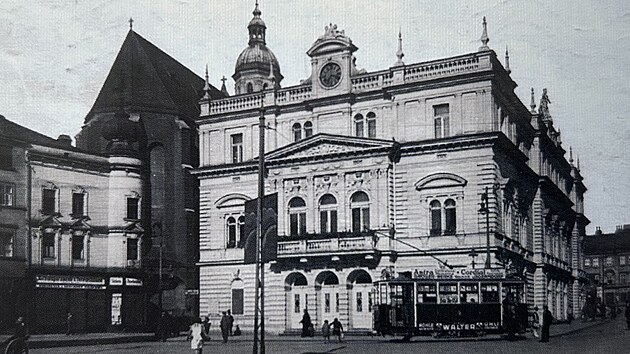 Tramvaj před divadlem na opavsk&eacute;m Horn&iacute;m n&aacute;měst&iacute;. Z n&aacute;měst&iacute; mohli cestuj&iacute;c&iacute; k nemocnici, do Kateřinek či přes Ostrožnou a Otickou ke hřbitovu.