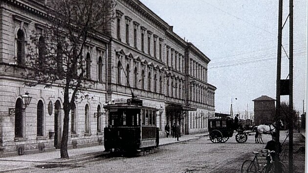 Tramvaj před opavsk&yacute;m v&yacute;chodn&iacute;m n&aacute;draž&iacute;m, sn&iacute;mek je z doby okolo roku 1910.