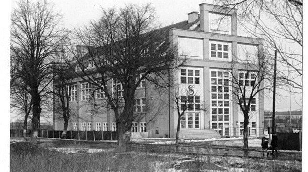 Sokolovna v roce 1946. Po v&aacute;lce a odsunu německ&yacute;ch obyvatel z fas&aacute;dy zmizela čtyři p&iacute;smena F, jež symbolizovala německ&eacute; tělocvičn&eacute; hnut&iacute;. Jde o heslo Frisch, Fromm, Fr&ouml;hlich, Frei (česky: Svěž&iacute;, zbožn&yacute;, vesel&yacute;, svobodn&yacute;).