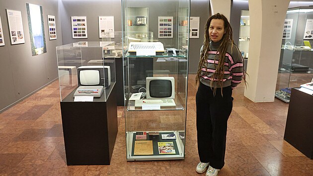 N&aacute;v&scaron;těvn&iacute;ci uvid&iacute; dobovou techniku firem Commodore, Sinclair, Nintendo, Atari a dal&scaron;&iacute;ch včetně československ&yacute;ch poč&iacute;tačů z 80. let jako IQ 151 či Didaktik.