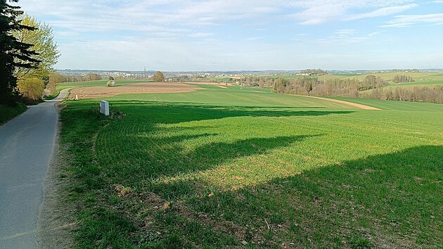 Budouc&iacute; staveni&scaron;tě? Přes tato pole u Petrkova m&aacute; v&eacute;st nov&aacute; trasa obchvatu Brodu. Zat&iacute;mco město ji preferuje, L&iacute;pa ji odm&iacute;t&aacute; kvůli z&aacute;sahu do krajiny.