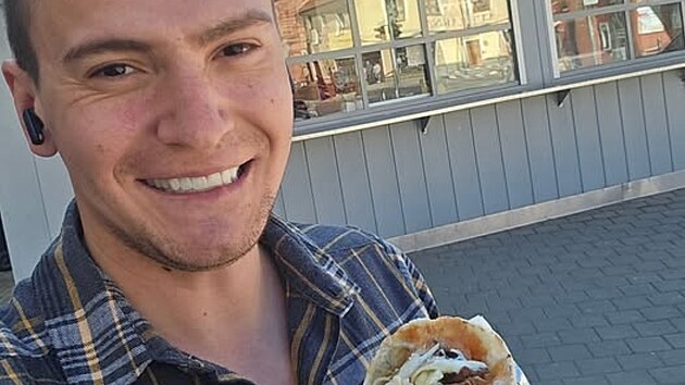 Nico Moro lad&iacute; formu na svou &bdquo;Kebab Challenge&ldquo;. Během 850 kilometrů dlouh&eacute; cesty do &Scaron;v&yacute;carska pl&aacute;nuje konzumovat svůj obl&iacute;ben&yacute; pokrm každ&yacute; den. Chce tak vytvořit neform&aacute;ln&iacute; gastromapu nejlep&scaron;&iacute;ch m&iacute;st na trase.