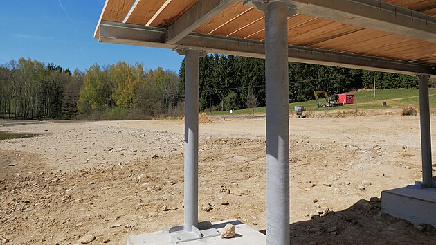 Del&scaron;&iacute; pobytov&eacute; molo umožn&iacute; plavcům vstup či skok př&iacute;mo do vět&scaron;&iacute; hloubky, nebo jen relaxaci na mole nad hladinou.