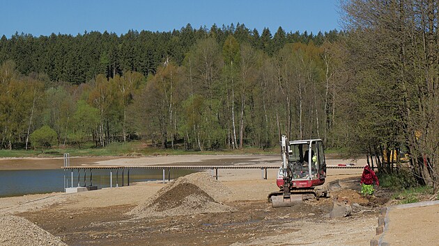 Na novoměstsk&eacute;m koupali&scaron;ti nyn&iacute; prob&iacute;haj&iacute; i &uacute;pravy břehů a nav&aacute;žen&iacute; kam&iacute;nků a p&iacute;sku na pl&aacute;ž.