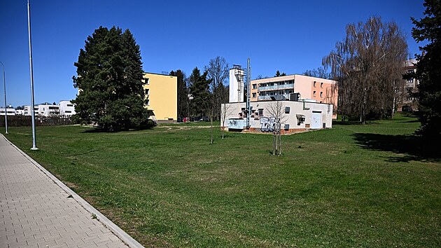 Pr&aacute;vě na t&eacute;to pr&aacute;zdn&eacute; plo&scaron;e u Havl&iacute;čkovy ulice, kter&eacute; moment&aacute;lně dominuje technick&yacute; objekt s graffiti, vyroste letos nov&eacute; dětsk&eacute; a sportovn&iacute; hři&scaron;tě, kter&eacute; v t&eacute;to č&aacute;sti města citelně chyb&iacute;.