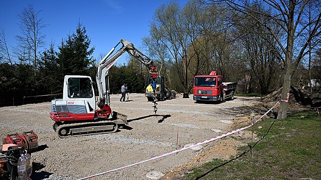 V Doln&iacute;m Pap&scaron;&iacute;kově už se pilně pracuje. Stavebn&iacute; technika zachycen&aacute; na sn&iacute;mku připravuje podklad pro nov&yacute; asfaltobetonov&yacute; povrch hři&scaron;tě, kter&yacute; nahrad&iacute; ten st&aacute;vaj&iacute;c&iacute;, již nevyhovuj&iacute;c&iacute;. Investice si vyž&aacute;d&aacute; 740 tis&iacute;c korun.