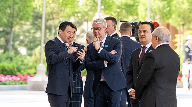 Premi&eacute;ra Andreje Babi&scaron;e (ANO) v Uzbekist&aacute;nu, kde vrchol&iacute; cesta česk&eacute; delegace, přijal uzbeck&yacute; prezident &Scaron;avkat Mirzijojev. (30. dubna 2026)