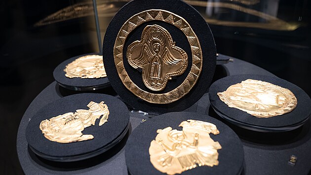 V Klenotnici Velk&eacute; Moravy na Modr&eacute; roz&scaron;&iacute;řili expozici Elity Velk&eacute; Moravy o tematickou č&aacute;st Křesťanstv&iacute;. Na sn&iacute;mku soubor měděn&yacute;ch pozlacen&yacute;ch plaket s n&aacute;božensk&yacute;mi motivy. (duben 2026)