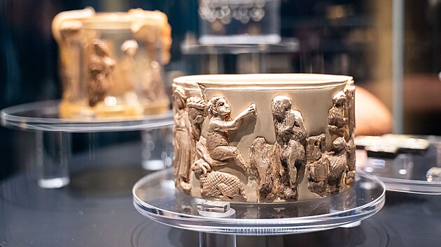 V Klenotnici Velk&eacute; Moravy na Modr&eacute; roz&scaron;&iacute;řili expozici Elity Velk&eacute; Moravy o tematickou č&aacute;st Křesťanstv&iacute;. Na sn&iacute;mku pyxida, kter&aacute; byla pravděpodobně souč&aacute;st&iacute; darů od Cyrila a Metoděje. (duben 2026)