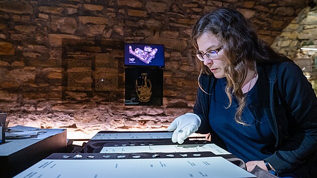 Muzeum Kroměřížska vystavuje tzv. Šelešovický poklad nalezený v obci Šelešovice, který čítá přes 300 mincí. Na snímku archeoložka muzea Petra Hnilová. (duben 2026)