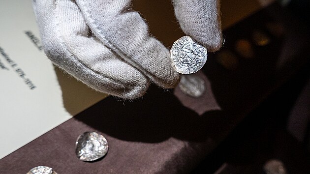 Muzeum Kroměřížska vystavuje tzv. Šelešovický poklad nalezený v obci Šelešovice, který čítá přes 300 mincí. Na snímku archeoložka muzea Petra Hnilová. (duben 2026)