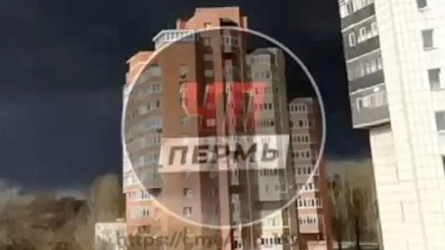 Ukrajinské drony zasáhly rafinerii firmy Lukoil nedaleko ruského města Perm. (30. dubna 2026)