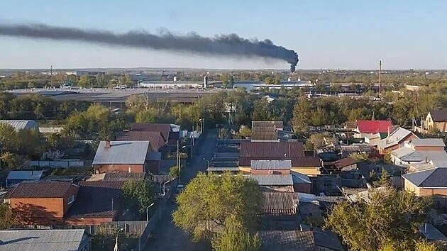 Ukrajinské drony zasáhly rafinerii firmy Lukoil nedaleko ruského města Perm. (30. dubna 2026)